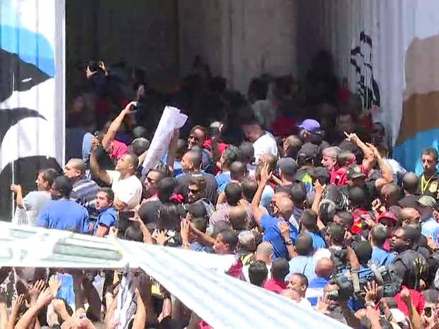 Protesto na Alerj (Foto: GloboNews reprodução)