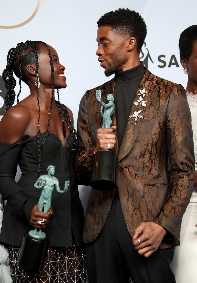 LOS ANGELES, CA - JANUARY 27: Lupita Nyong'o and Chadwick Boseman, winners of Outstanding Performance by a Cast in a Motion Picture for 'Black Panther,' pose in the press room during the 25th Annual Screen Actors Guild Awards at The Shrine Auditorium on J (Foto: Getty Images)