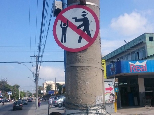 Moradores de Niterói, RJ, instalam placa contra roubo (Foto: Matheus Rodrigues/G1)