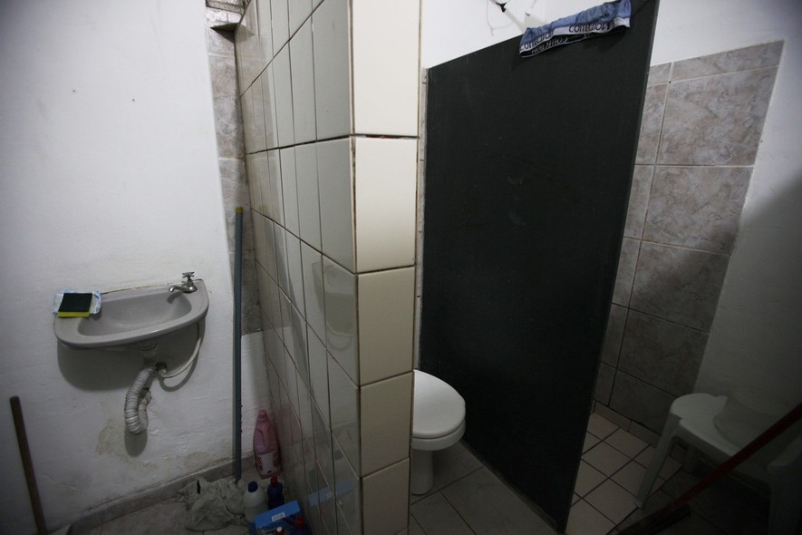 Todas as celas do Romão Gomes têm banheiro próprio, com vaso sanitário e chuveiro quente