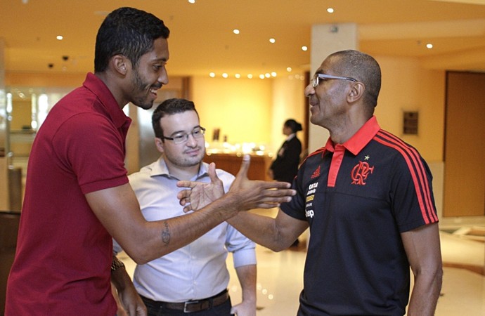 César Martins cumprimenta Cristóvão em seu primeiro contato com o grupo do Flamengo (Foto: Gilvan de Souza / Flamengo)