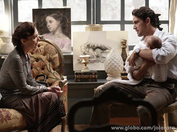 Pilar e Viktor conversam sobre Sílvia e a vendedora se emociona (Foto: Fábio Rocha/TV Globo) Pilar e Viktor conversam sobre Sílvia e a vendedora se emociona (Foto: Fábio Rocha/TV Globo)