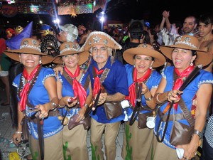 João Liberato e Maria Cícera, junto com amigos, se fantasiaram de cangaceiros (Foto: Luna Markman / G1)