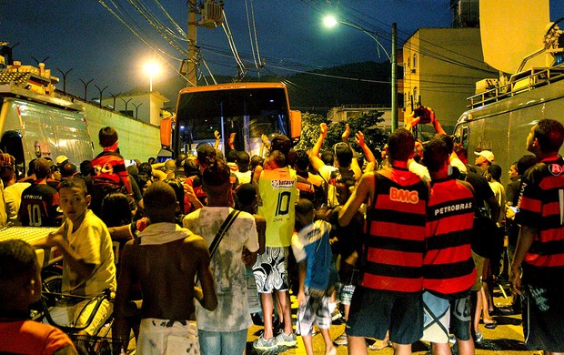 torcida Flamengo ônibus confusão  (Foto: Rudy Trindade / Ag. Estado)