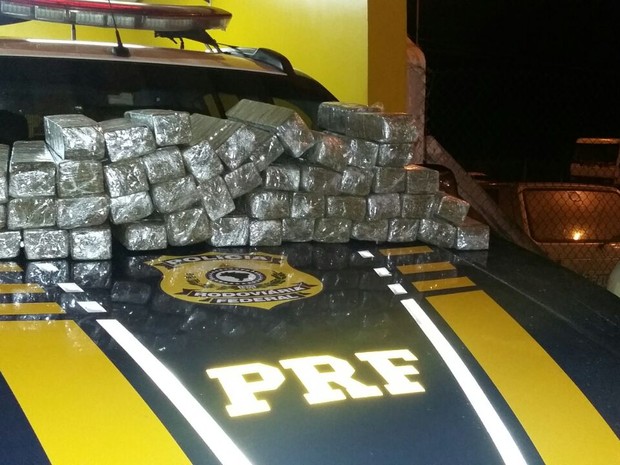 Drogas foram apreendidas em veículo roubado (Foto: Divulgação/Polícia Rodoviária Federal)
