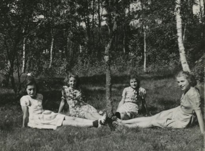 Anne Frank (à esquerda) e três amigas no verão de 1941 (Foto: Photo collection Anne Frank Stichting, Amsterdam)