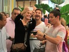Xuxa faz sucesso com fãs no shopping e leva criança no colo