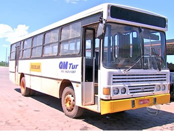 Ônibus escolar sem combustível em Mato Grosso (Foto: Reprodução/TVCA)