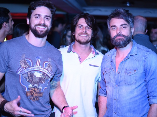 Márcio Kieling com amigos em festa no Centro do Rio (Foto: Ari Kaye/ Divulgação)