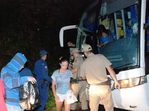 PRF auxiliou passageiros após acidente (Foto: PRF/Divulgação)