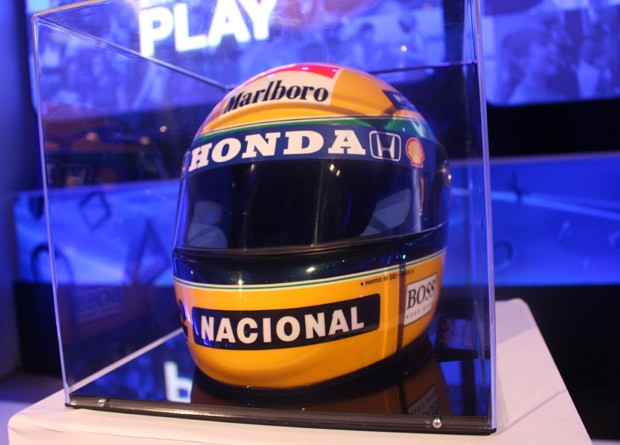 Capacete usado por Ayrton Senna, piloto de "Gran Turismo 6" (Foto: Bruno Araujo/G1)