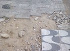 Moradora cobra conserto de calçada em Santos (Waldeliz Fátima de Oliveira Esteves/ VC no G1)