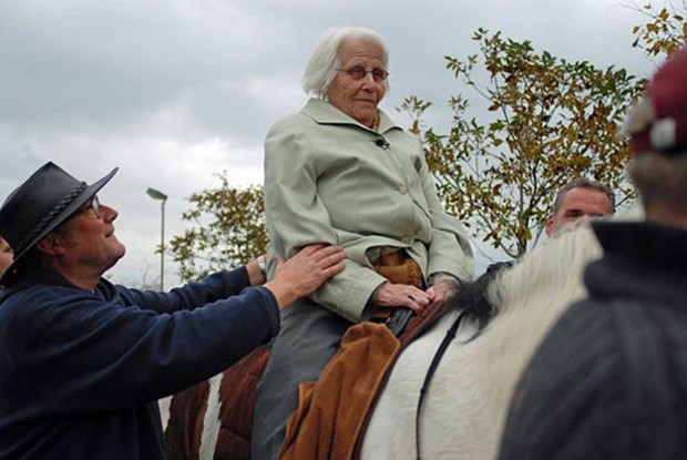  A senhora de 101 anos que queria andar a cavalo pela última vez   (Foto: Stichting Ambulance Wens)