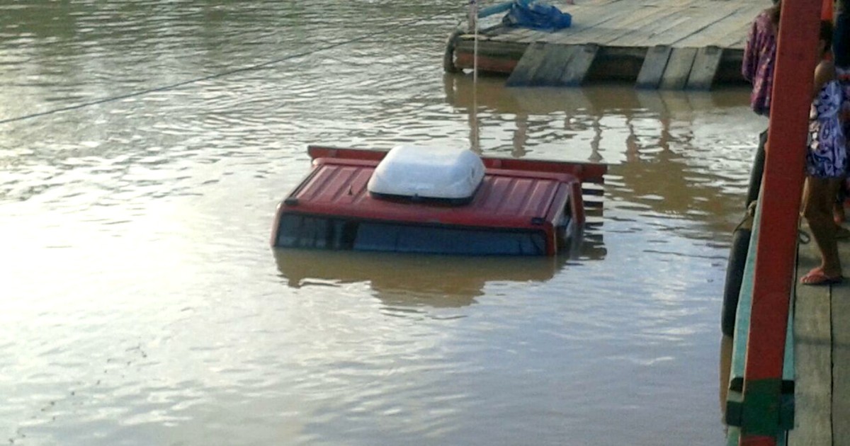 G No Ac Caminh O Cai De Balsa E Afunda Em Rio Durante Travessia