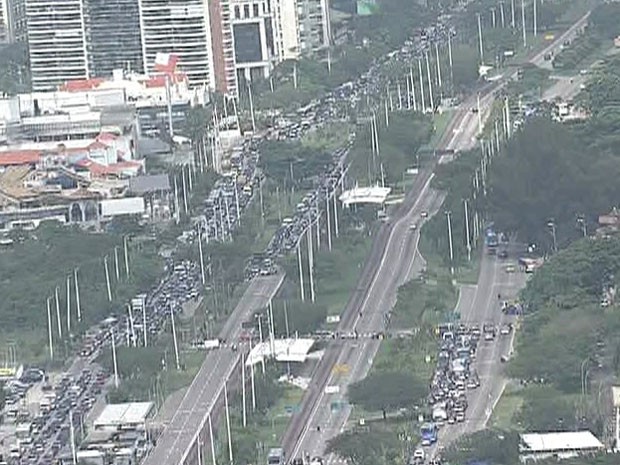 Protesto interditava três da Avenida das Américas por volta das 9h30. (Foto: Reprodução / TV Globo)