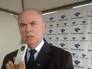  Superintendente regional da Receita Federal  Luiz Bernardi fala sobre a operação (Foto: Fabiula Wurmeister/G1)