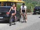 Ex-BBBs Adriana e Rodrigão andam de bicicleta juntos no Rio