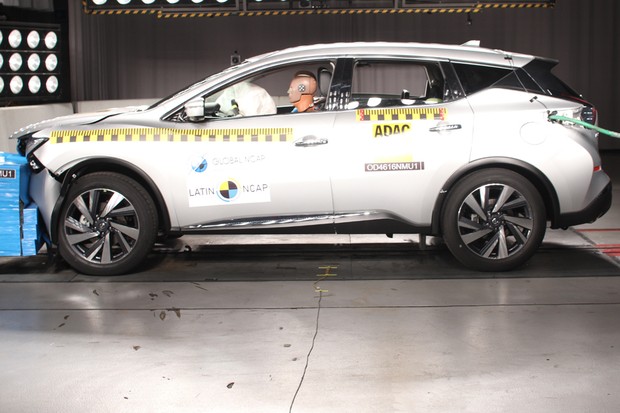 Mesmo com sete airbags, Nissan Murano vai mal em teste de segurança Nissan-murano1