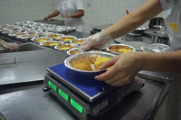 Detentos comeram frango frito nesta sexta-feiira (Foto: Jonatas Boni/G1)
