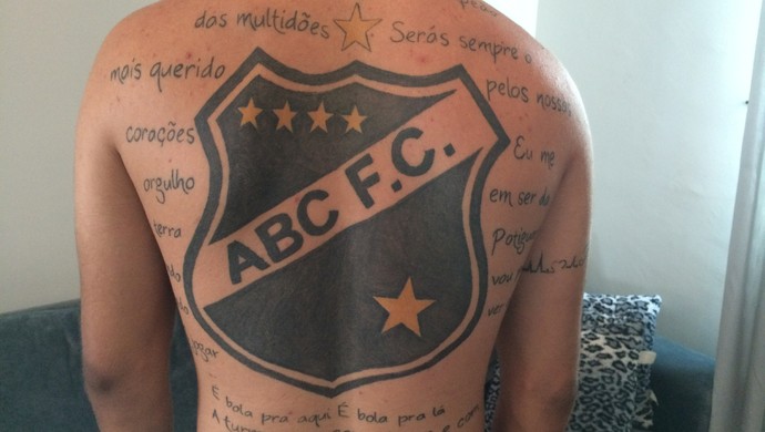 Flávio Vicente da Silva - torcedor do ABC - tatuagem costas inteiras (Foto: Carlos Cruz/GloboEsporte.com)