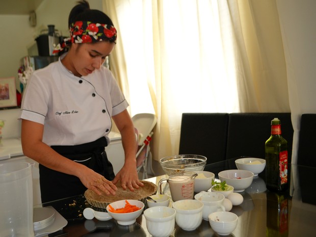 Aline Lobo, chefe de cozinha ensina passo a passo da receita (Foto: Fabiana Figueiredo/G1)