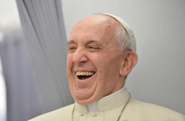 Papa Francisco se diverte durante voo da Itália para o Brasil (Foto: Luca Zennaro/AP)