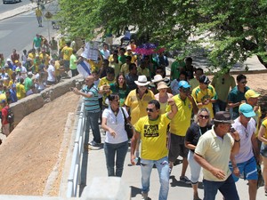 Grupo subiu a Ponte Presidente Dutra em direção à Juazeiro-BA (Foto: Amanda Franco/ G1)