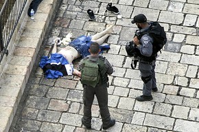 Policiais examinam corpo de palestino morto após esfaquear dois policiais no Portão de Damasco, em Jerusalém (Foto: Mahmoud Illean/AP) Policiais examinam corpo de palestino morto após esfaquear dois policiais no Portão de Damasco, em Jerusalém (Foto: Mahmoud Illean/AP)