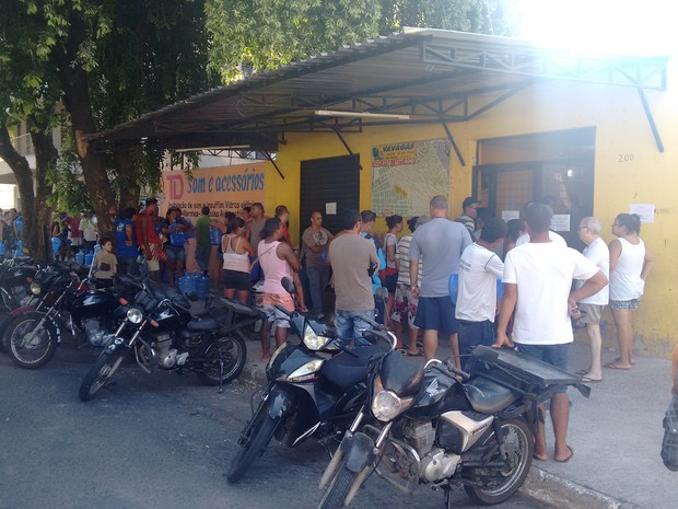 Fila estava dobrando o quarteirão em um estabelecimento do Bairro de Lourdes em Valadares (Foto: Diego Souza/G1)