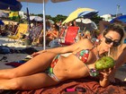 Laura Keller posa de biquíni em tarde na praia