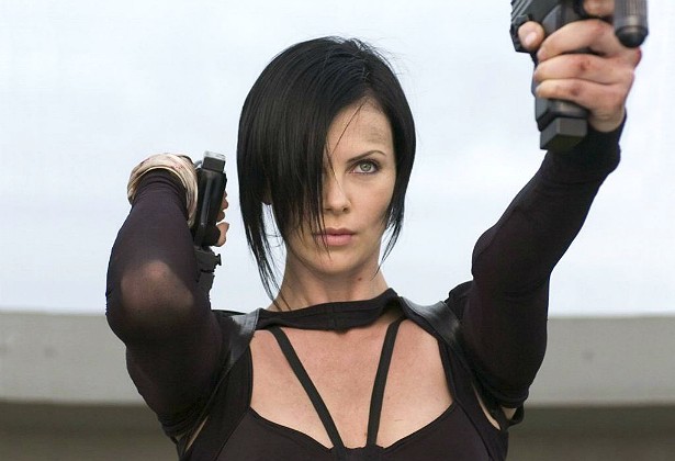 Charlize Theron machucou feio o pescoço quando gravou 'Æon Flux' (2005). A atriz teve de ficar internada por oito semanas, e os médicos pensaram que ela iria perder ao menos parte de seus movimentos, mas não restaram sequelas. Ainda bem. (Foto: Reprodução)