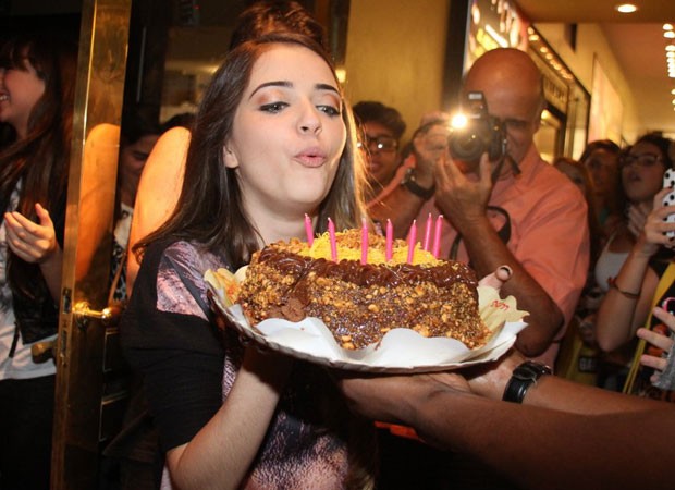 Anna Rita Cerqueira ganhou bolo de aniversário após apresentação (Foto: Graça Paes/Foto Rio News)