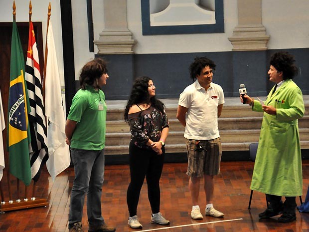 Beakman interage com o público na Unicamp (Foto: Virgginia Laborão / G1 Campinas)