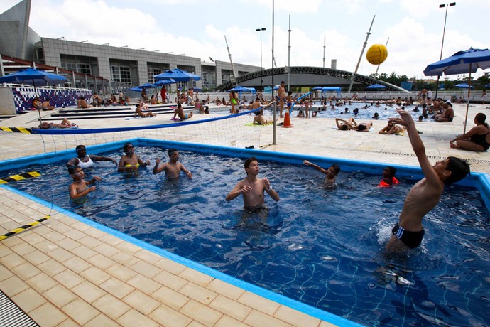 Esporte que começou como brincadeira tem vivência no Sesc (Foto: Sesc Thermas / Divulgação)