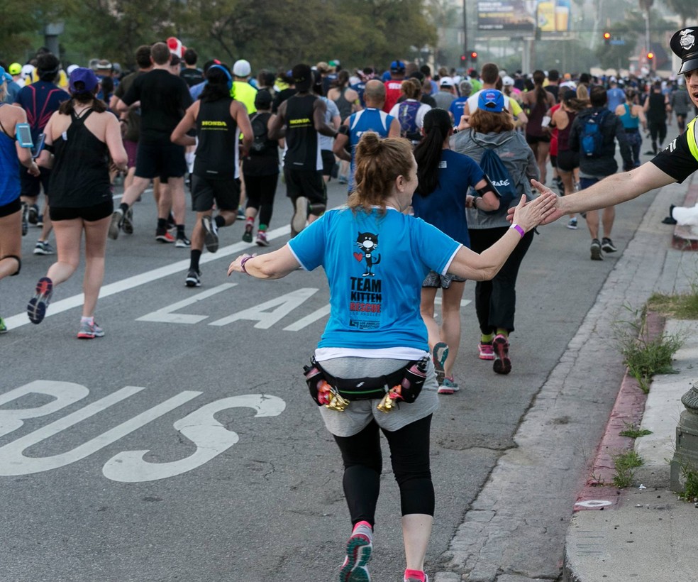 De acordo com nutricionistas, não há necessidade de tomar bebidas energéticas após a prática de um exercício, a menos que se tenha feito um esforço excepcional (Foto: Damian Dovarganes/AP Photo)