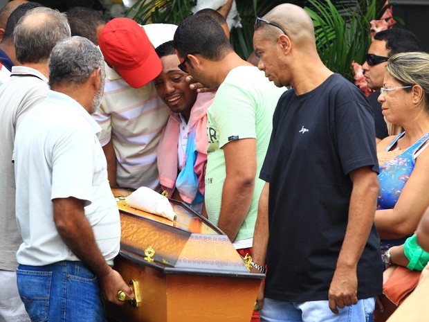 Namorado é amparado por amigos e familiares no enterro de Mary Morena (Foto: Urbano Erbiste / Agência O Globo)