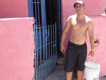 Luciano Nascimento está tendo que carregar água. (Foto: Katherine Coutinho / G1)