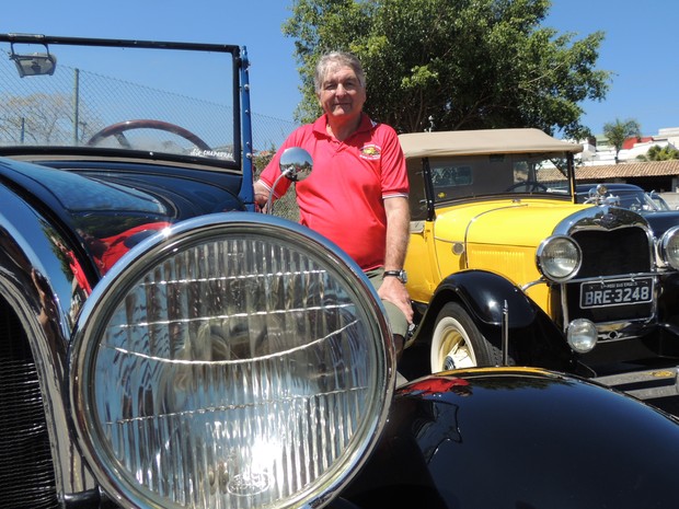 O mogiano Ernesto Casarejos já restaurou mais de 70 carros antigos.  (Foto: Jamile Santana/G1)