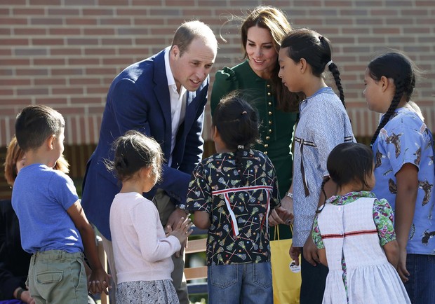 Kate Middleton usa vestido verde de R$8 mil no tour pelo Canadá ao lado do príncipe William (Foto: Reuters)