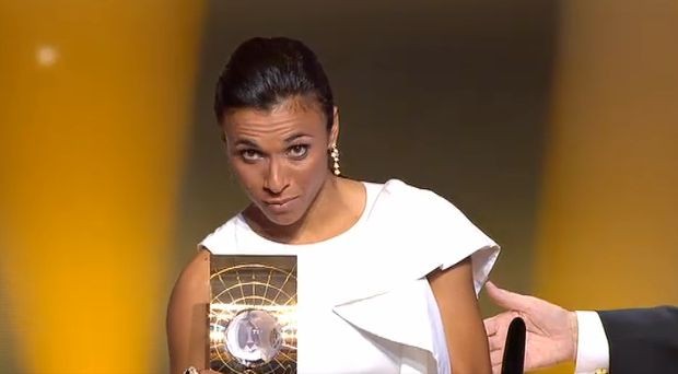 marta com trofeu de melhor jogadora do mundo - fifa (Foto: Reprodução)