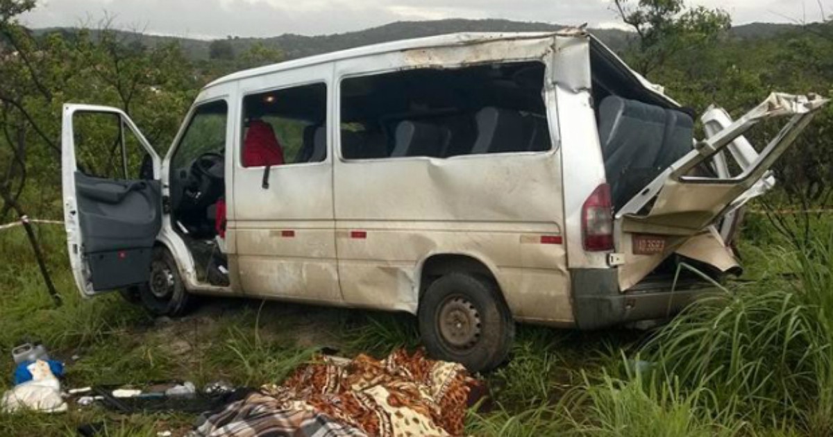 G1 Van Capota E Deixa Duas Pessoas Mortas Na BR 251 No Norte De MG