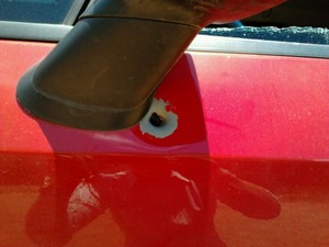 Marca de tiro no carro onde o comandante estava (Foto: Fernando Mancio/TV Diário)