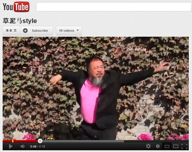 Artista chinês Ai Weiwei dançando 'Gangnam style' em vídeo (Foto: Reprodução/YouTube)