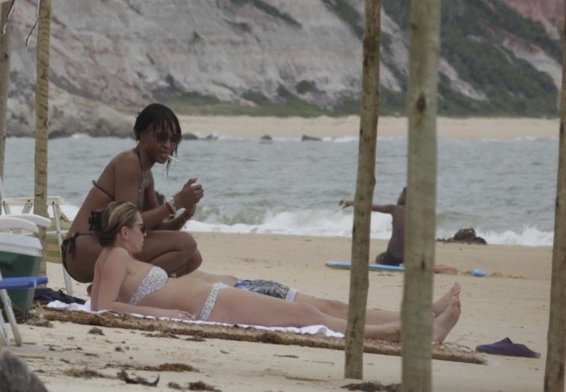Naomi e Kate: praia mesmo nos dias mais nublados (Foto: AG. News)