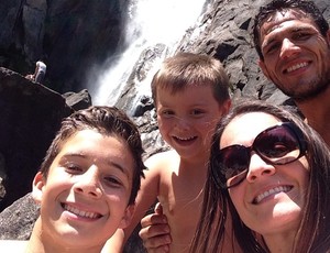Rafael dos Anjos e família (Foto: reprodução/Instagram) Rafael dos Anjos e família (Foto: reprodução/Instagram)