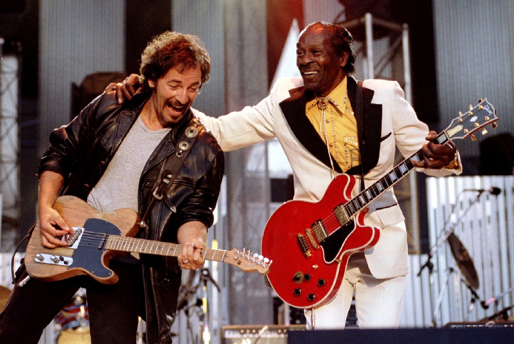 Bruce Springsteen e Chuck Berry apresentam  'Johnny B. Good' na abertura do The Concert for the Rock & Roll Hall of Fame, em setembro de 1995 (Foto: REUTERS/Stringer)