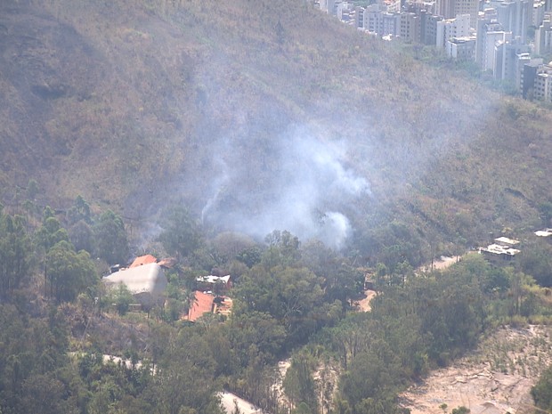 Incêndio atinge Serra do Curral em Belo Horizonte (Foto: Reprodução/TV Globo)