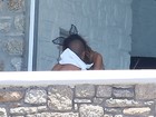 Nicole Scherzinger beija jogador Pajtim Kasami na Grécia
