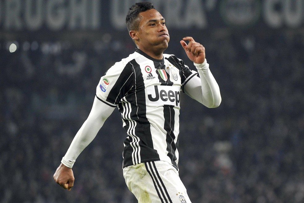 Lateral-esquerdo pode ser o 11º a figurar na lista de jogadores que venceram Champions e Libertadores (Foto: REUTERS/Giorgio Perottino)