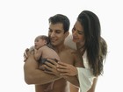 Lucilene Caetano e Felipe Sertanejo posam com o filho recém-nascido